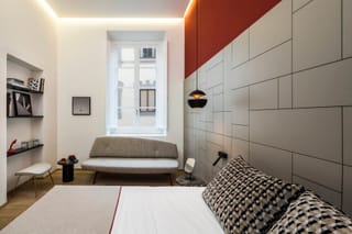 Dettaglio camera deluxe con letto matrimoniale e divano