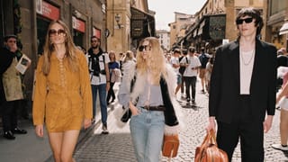 Ragazzi che passeggiano per le vie di Firenze