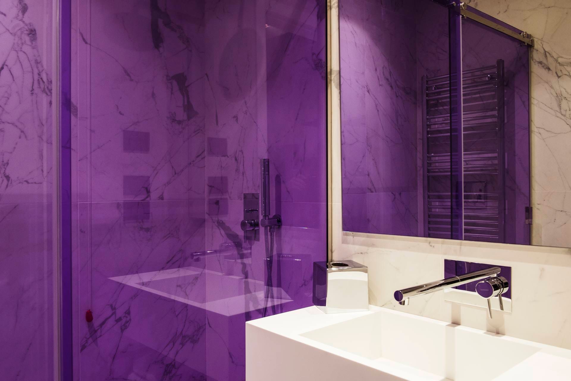 Détail de la salle de bain dans la chambre deluxe avec balcon