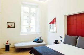 Dettaglio camera deluxe con letto matrimoniale e divano letto