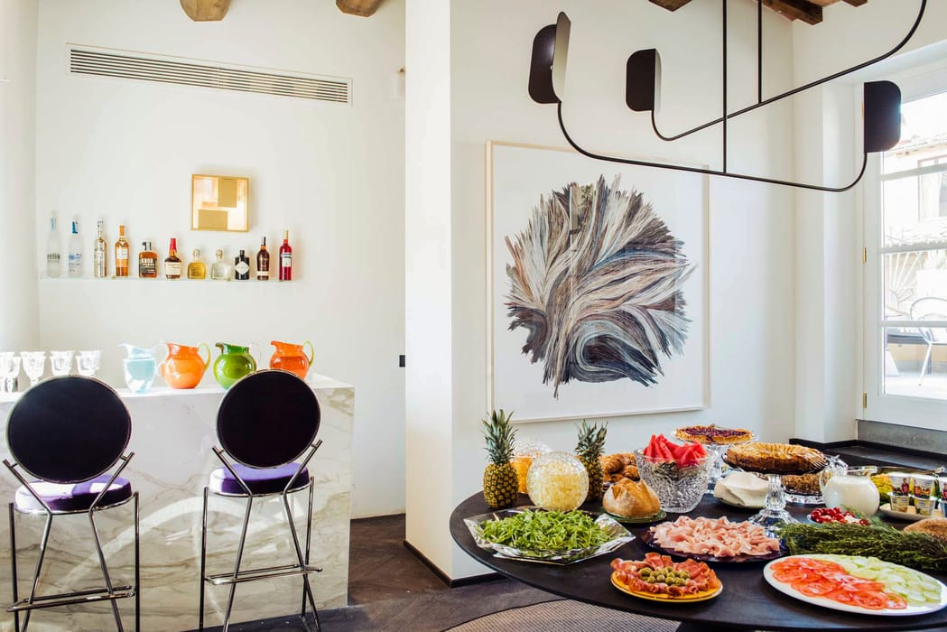 Desayuno dulce y salado listo en la sala de desayunos