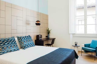 Camera superior con letto matrimoniale e copriletto blu