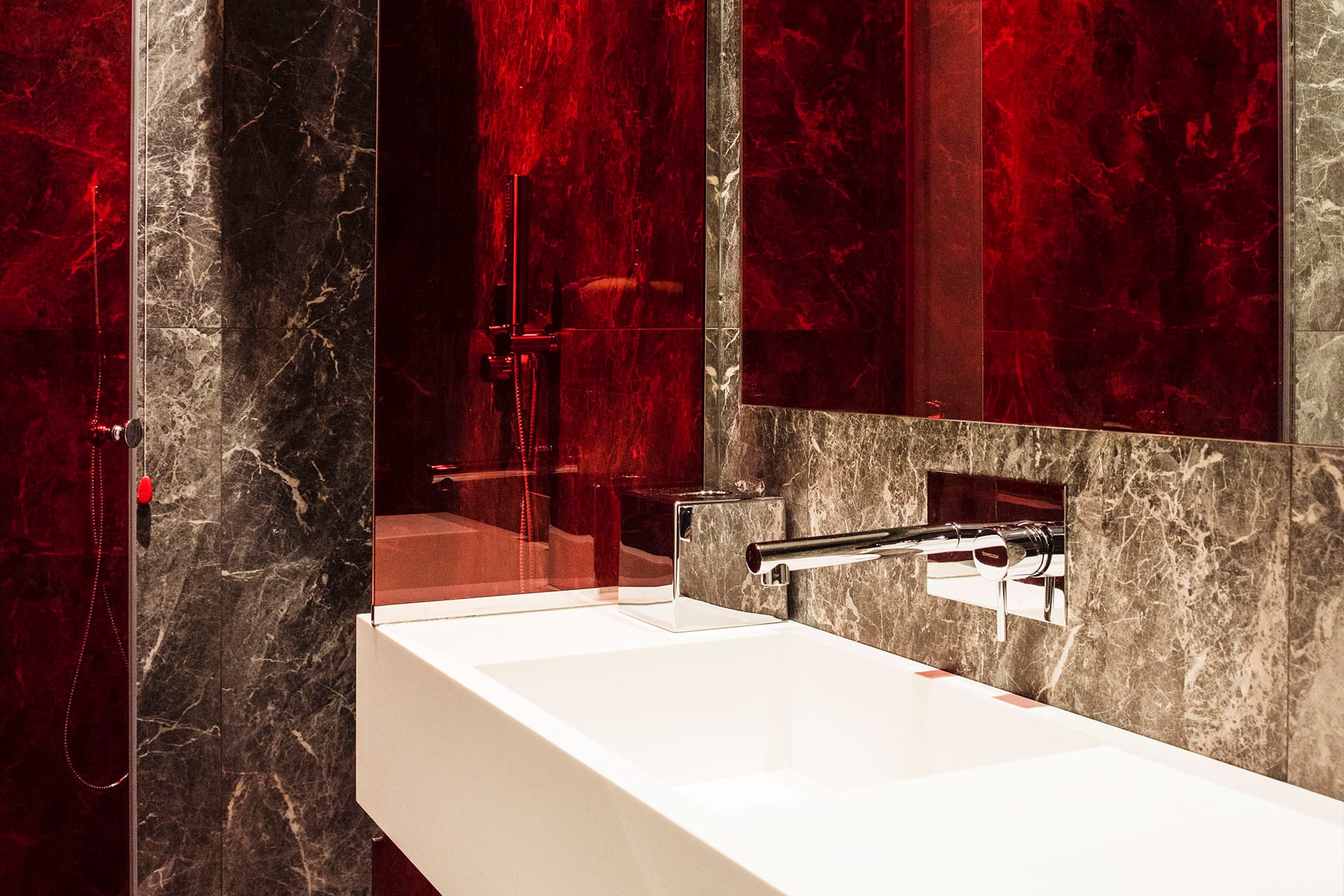 Chambre Deluxe, Hôtel Milù – détail de la salle de bain rouge