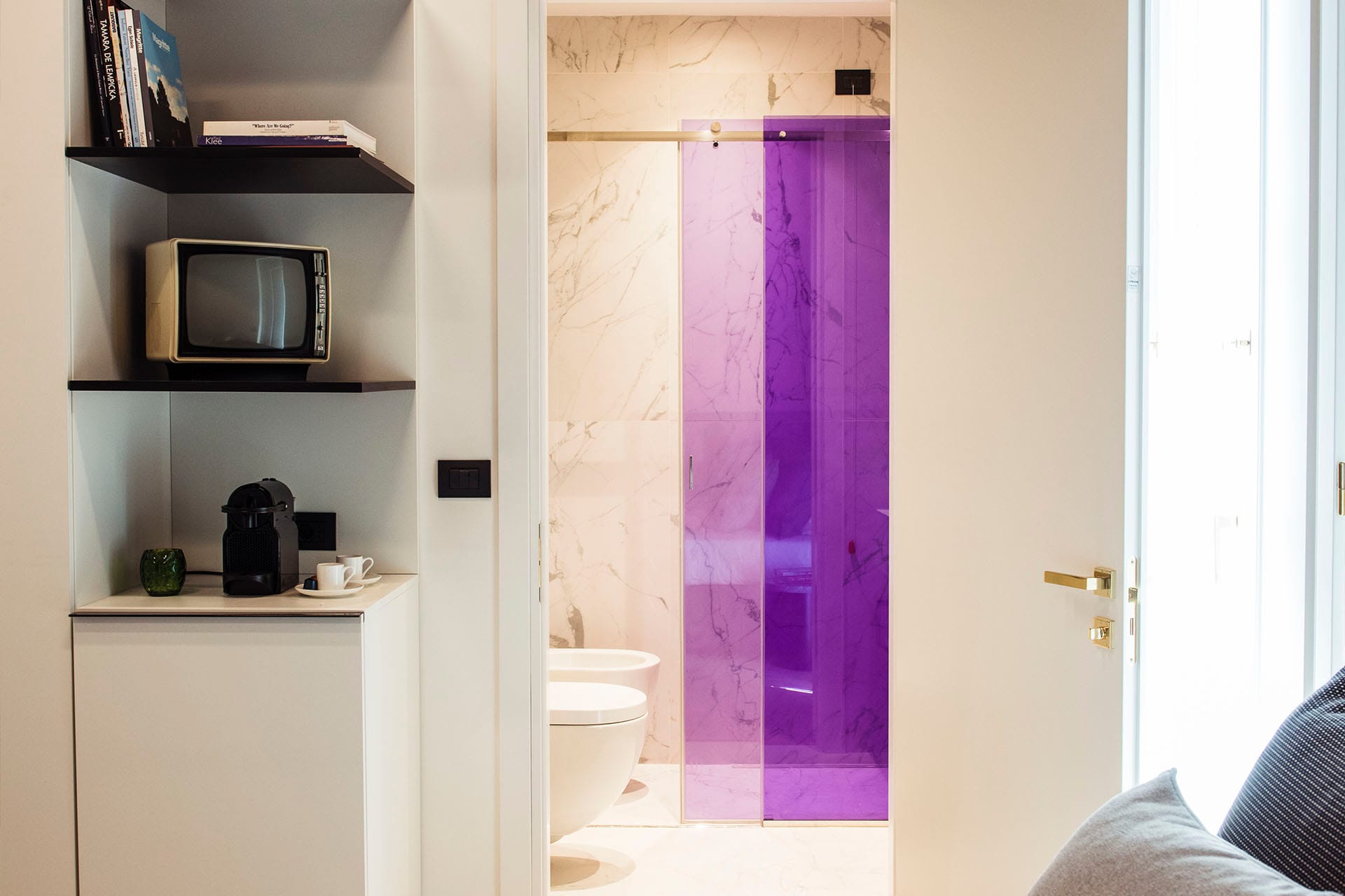 Détail de la salle de bain dans la chambre deluxe avec balcon